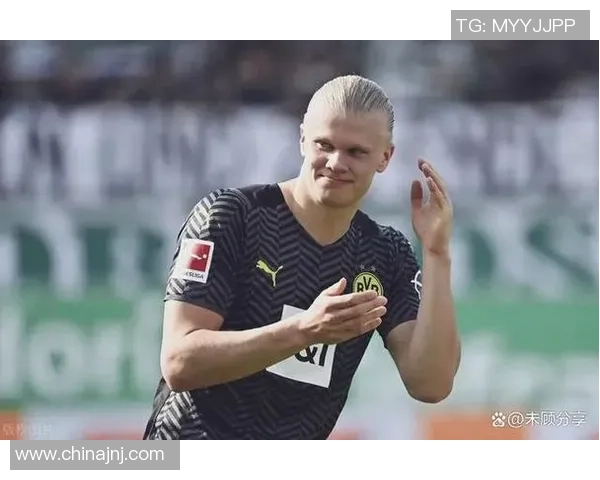 阳光下的足球明星展现迷人笑容的瞬间与激情