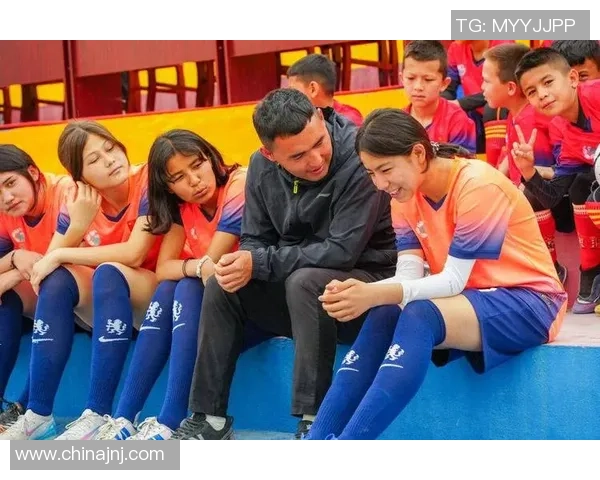 足球明星与女孩的梦想之踢球旅程在绿茵场上的青春碰撞